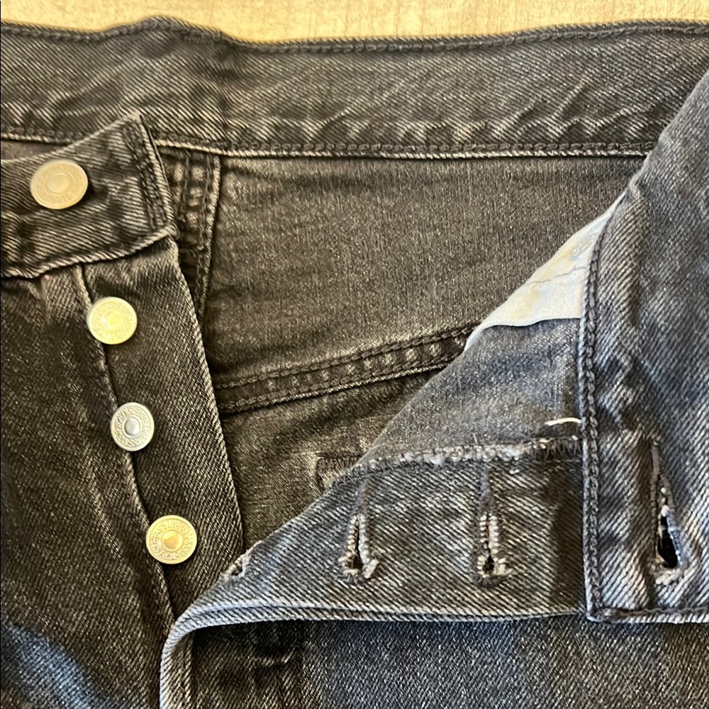 Levi's 501 Black Jean Shorts High-Waisted Frayed Hem Size 32 - Picture 9 of 12
